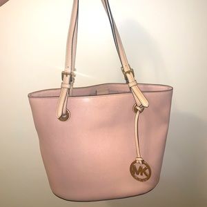 Light pink Michael Kors bag. Lightly used.